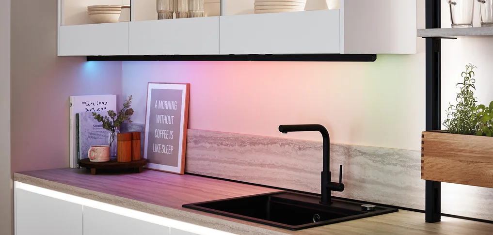Iluminación integrada bajo los muebles altos